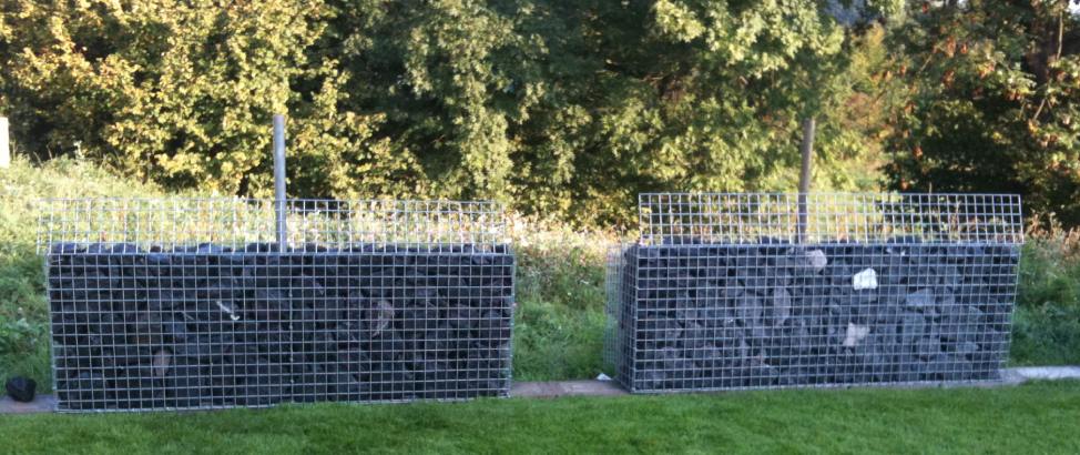 Robuuste schanskorven in een groene tuinomgeving